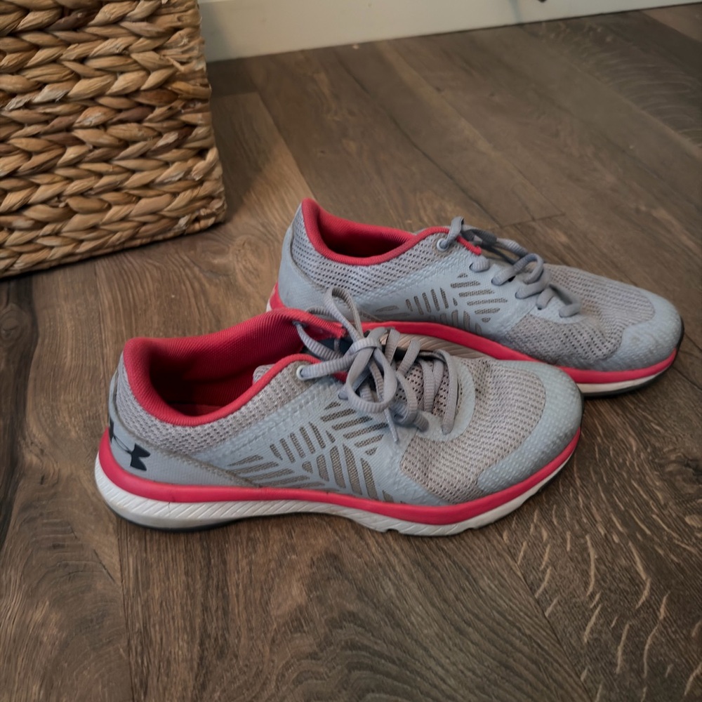 Under Armour Women's Athletic Shoes in Gray and Pink. Size 7